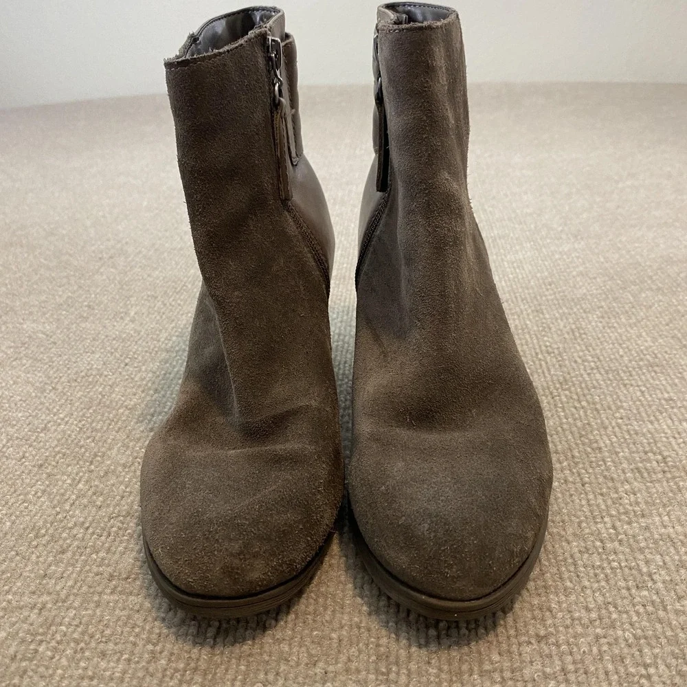 Clarks Booties Womens Size 8.5 Brown Suede Ankle Zip Block‎ Heel 26110635M